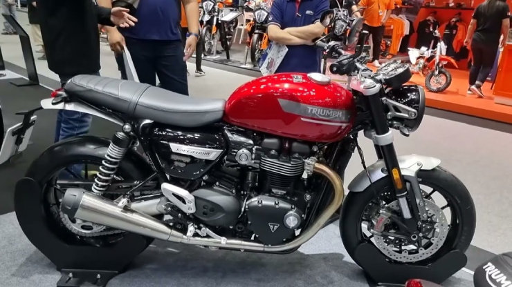 10. Triumph Speed Twin 1200 mang động cơ 1200cc, cho công suất tối đa 100 mã lực. Xe sử dụng phuộc treo Marzocchi và phanh Brembo, pha lẫn phong cách cổ điển từ những năm 60 của thế kỷ trước, cùng hiệu suất hiện đại.&nbsp;