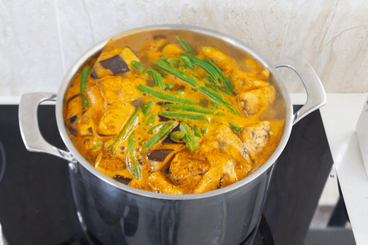 Cà Ri Chay simmering in a pot.