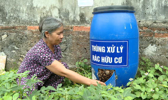 Dùng men vi sinh ủ phân thúc đẩy nhanh quá trình ủ và hạn chế mùi hôi từ rác thải