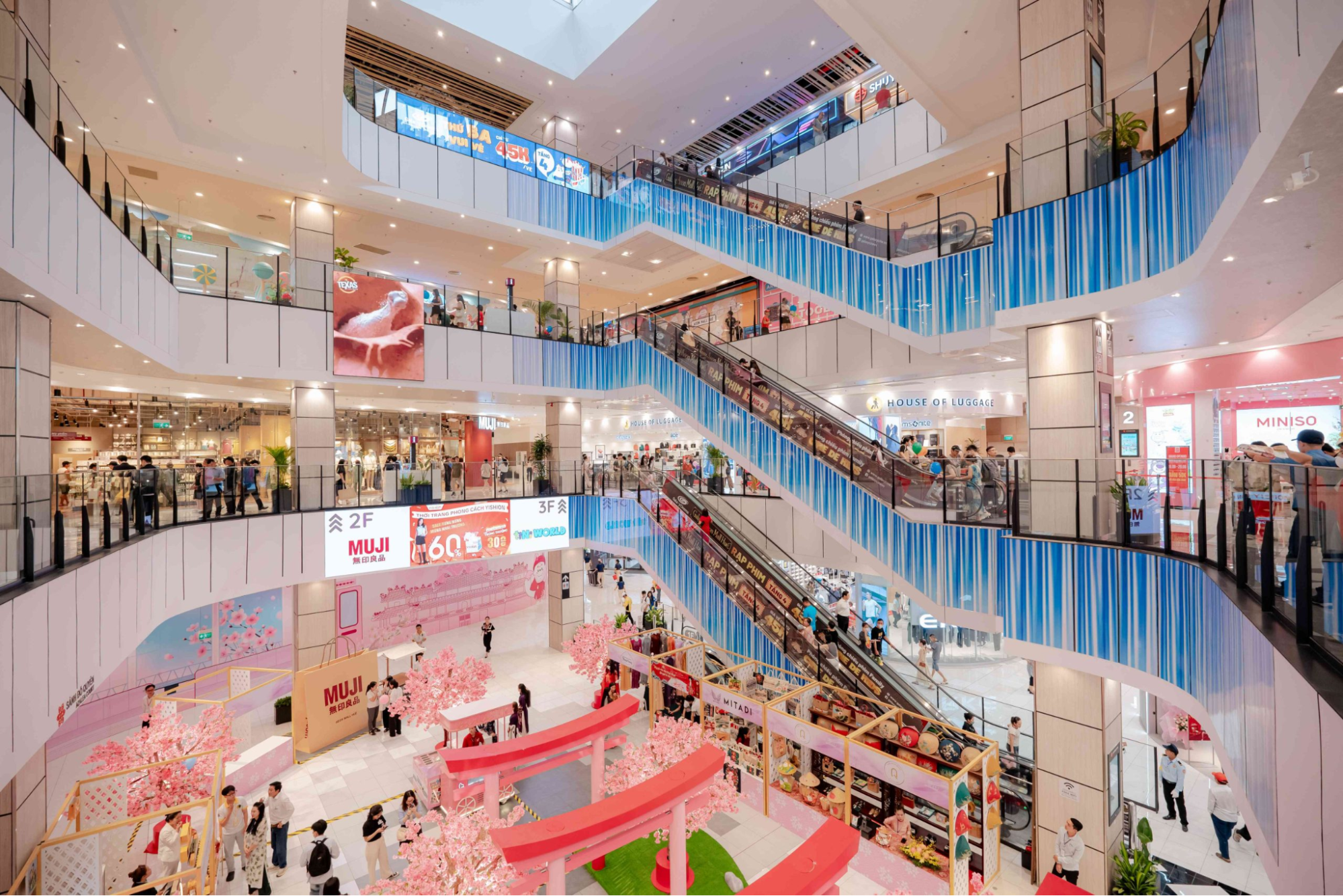 Không gian rộng lớn và hiện đại tại AEON MALL Huế