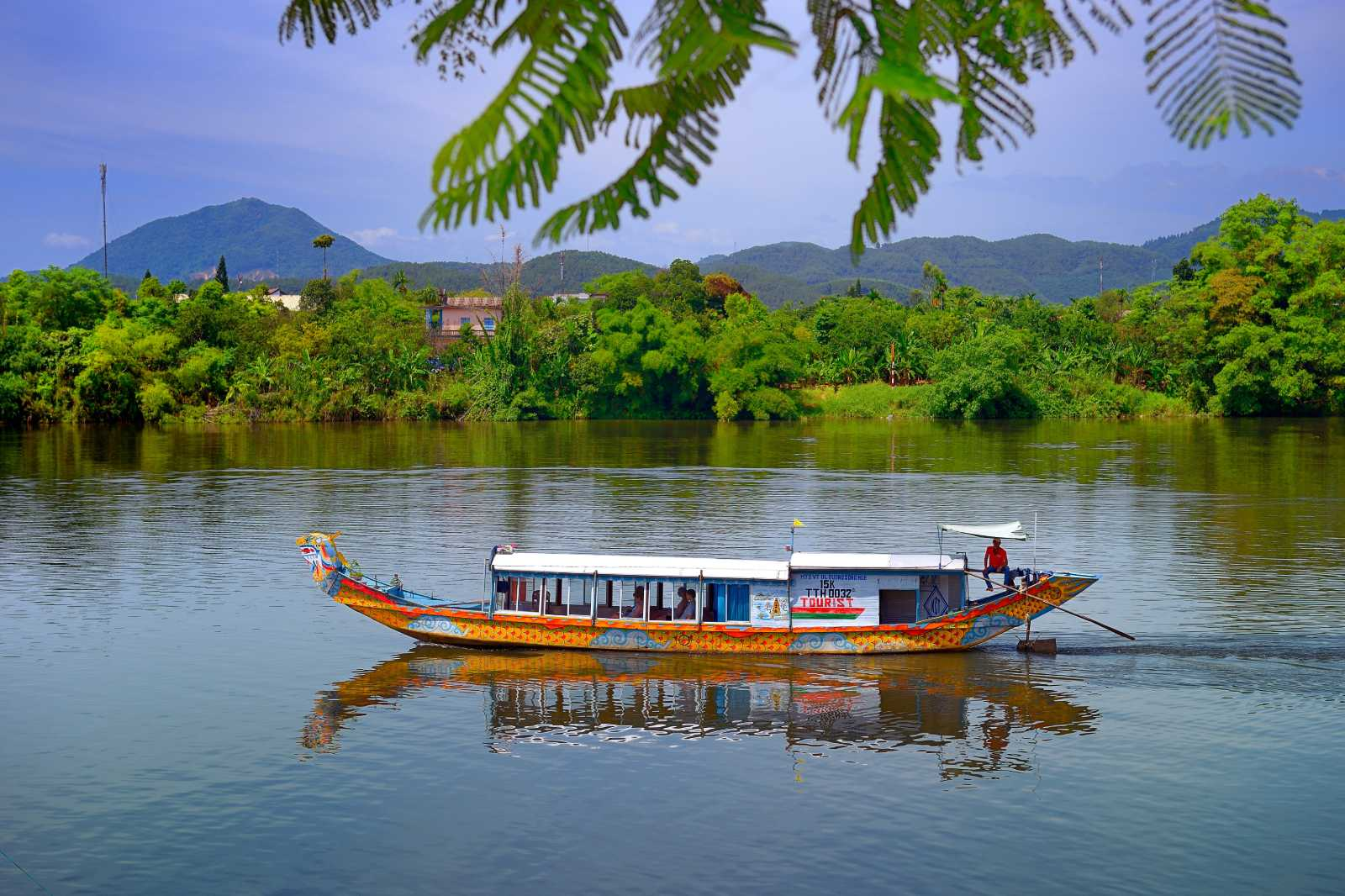 Sông Hương - Núi Ngự thuyền trôi lững lờ hình ảnh quen thuộc trong những câu hát về Huế.