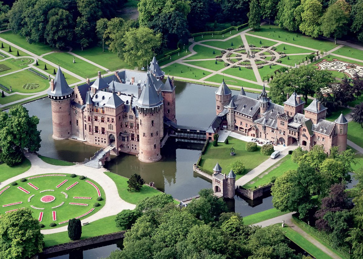 Lâu đài Kasteel De Haar cũng là địa điểm chụp ảnh cưới ưa thích của nhiều cặp đôi. Tour du lich Ha Lan.