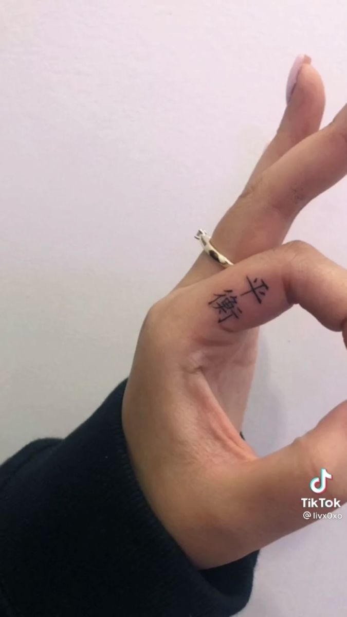 mẫu tattoo mini ở khẽ tay