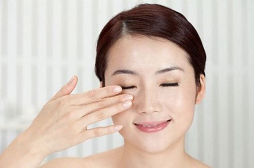 Massage mắt đúng cách giúp loại bỏ quầng thâm mắt hiệu quả