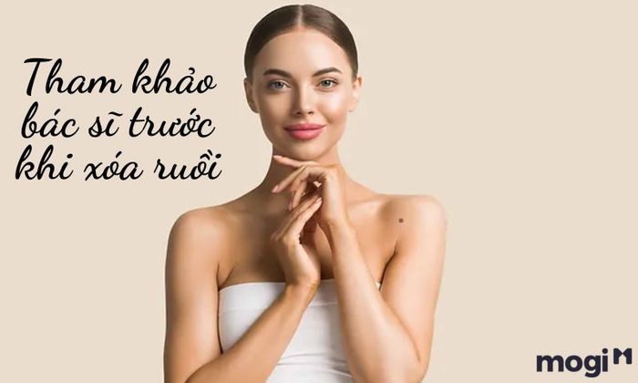 Nên thăm khám trước khi xóa nốt ruồi ở vai