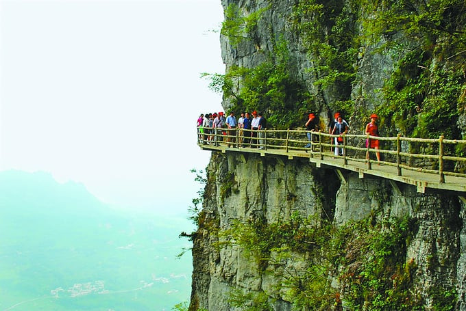 Con đường ván ghép hiểm trở dài 4,4km, nằm ở độ cao hơn 1.700m so với mặt đất