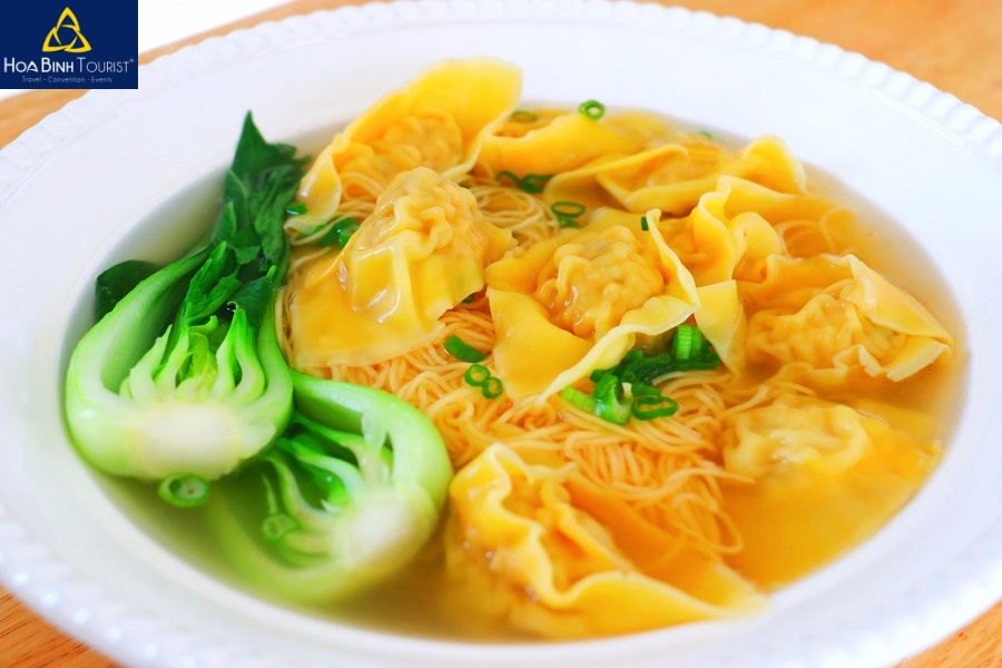 Mì hoành thánh Wonton Noodles là món ăn nhẹ thơm ngon tại xứ sở chùa vàng