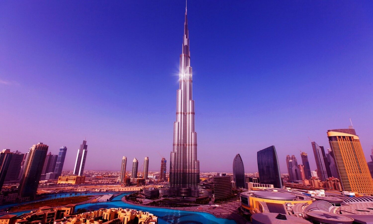 TÍnh đến thời điểm hiện tại, Burj Khalifa là tòa tháp cao nhất thế giới (Nguồn: ST)