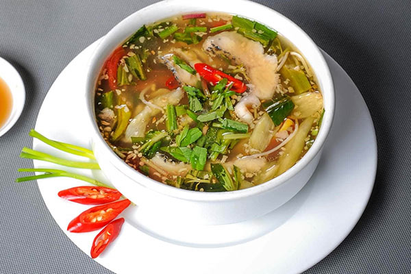 Cá lăng nấu canh chua dọc mùng