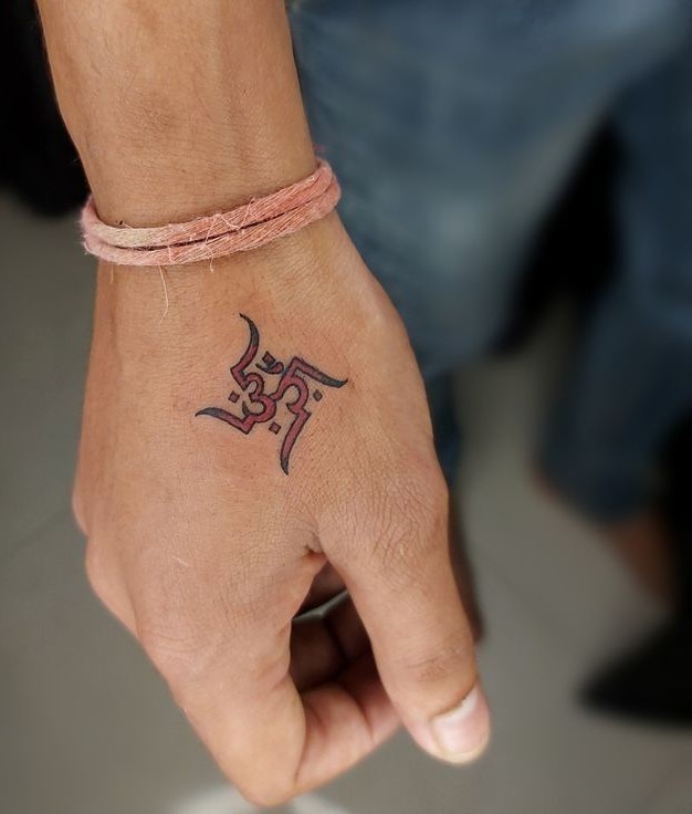 mẫu tattoo chữ vạn trên mu bàn tay