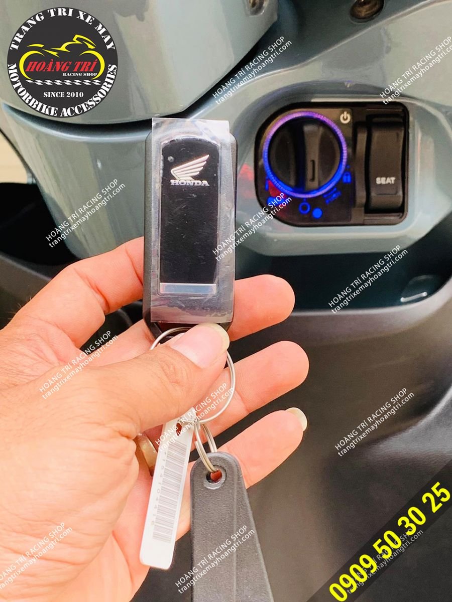 Phía sau remote smartkey chính hãng với logo honda