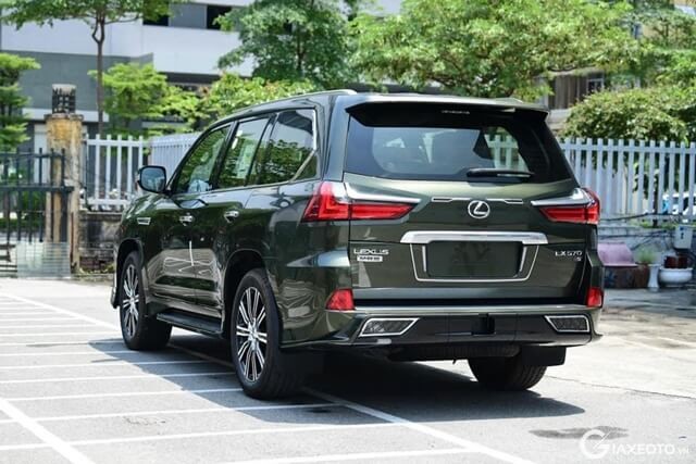 Lexus-LX570-Super-Sport-04-cho-mau-xanh-phan-duoi-xe