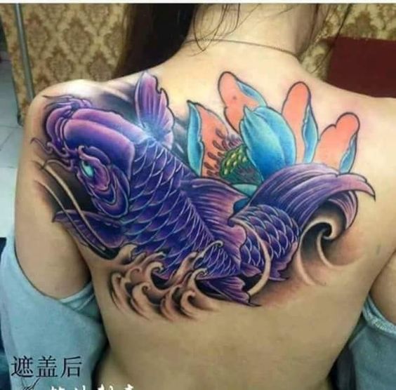 tattoo cá chép tím kết hợp hoa sen nửa lưng