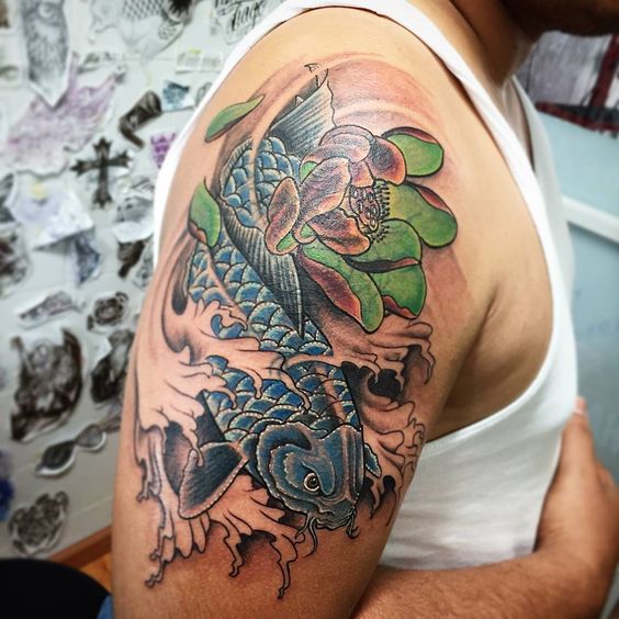 tattoo cá chép xanh kết hợp hoa sen xanh cực độc đáo của anh khách