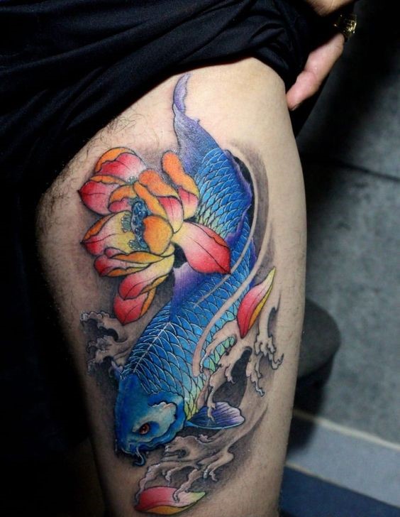 tattoo cá chép xanh kết hợp hoa sen trên đùi của anh khách