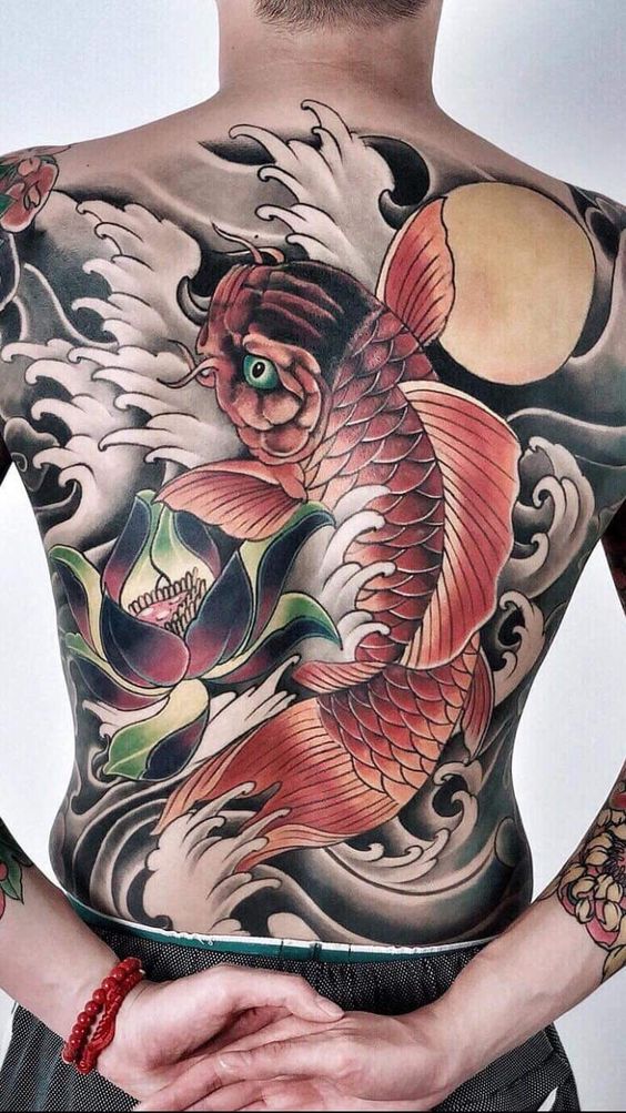 tattoo cá chép đỏ và mặt trăng kết hợp thêm chi tiết hoa sen