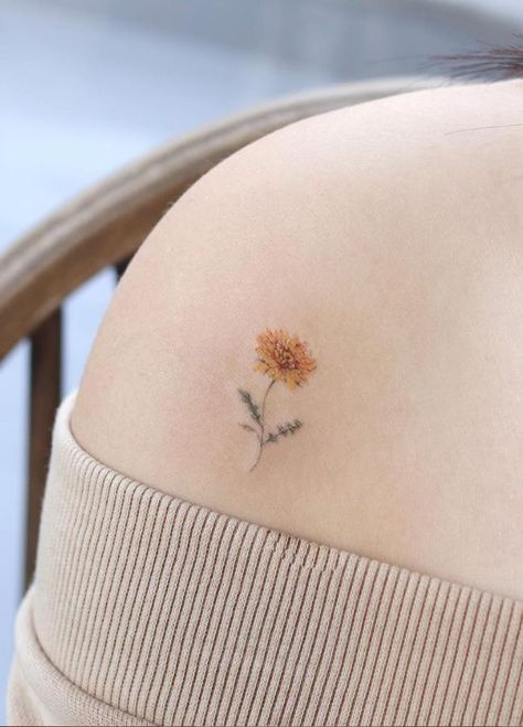 tattoo hoa hướng dương mini ở vai cute