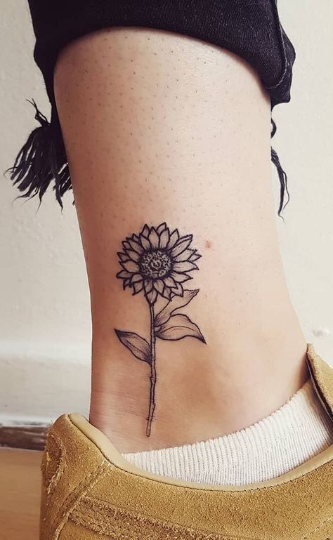 tattoo mini hoa hướng dương đen trắng ở cổ chân