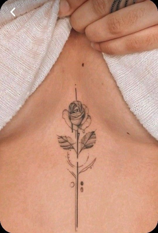 tattoo cành hoa hồng giữa ngực cho nữ