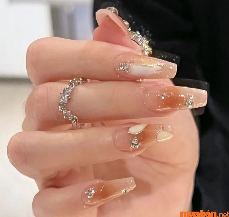 Mẫu nail Hàn Quốc đính đá nhẹ nhàng