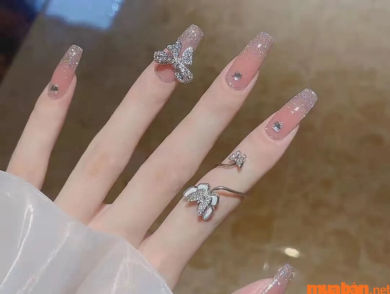 Mẫu nail Hàn Quốc đính đá cá tính