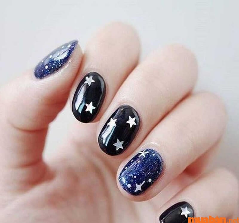 Mẫu nail Hàn Quốc đính ngôi sao với màu đen