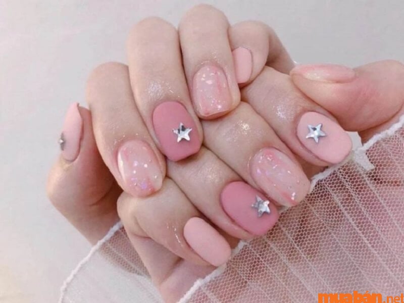 Mẫu nail Hàn Quốc đính ngôi sao với màu hồng dễ thương