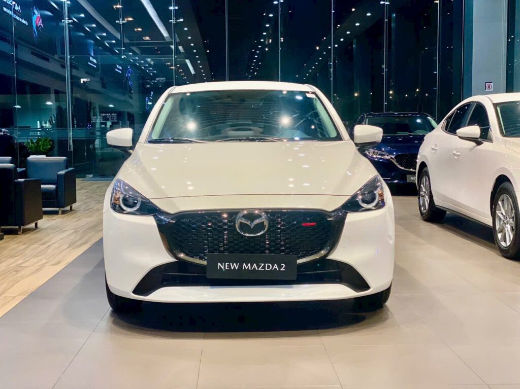 mazda 2 màu trắng