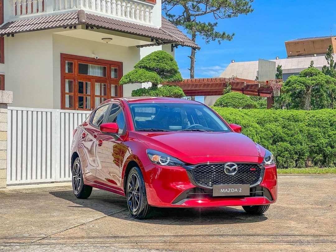 mazda 2 màu đỏ