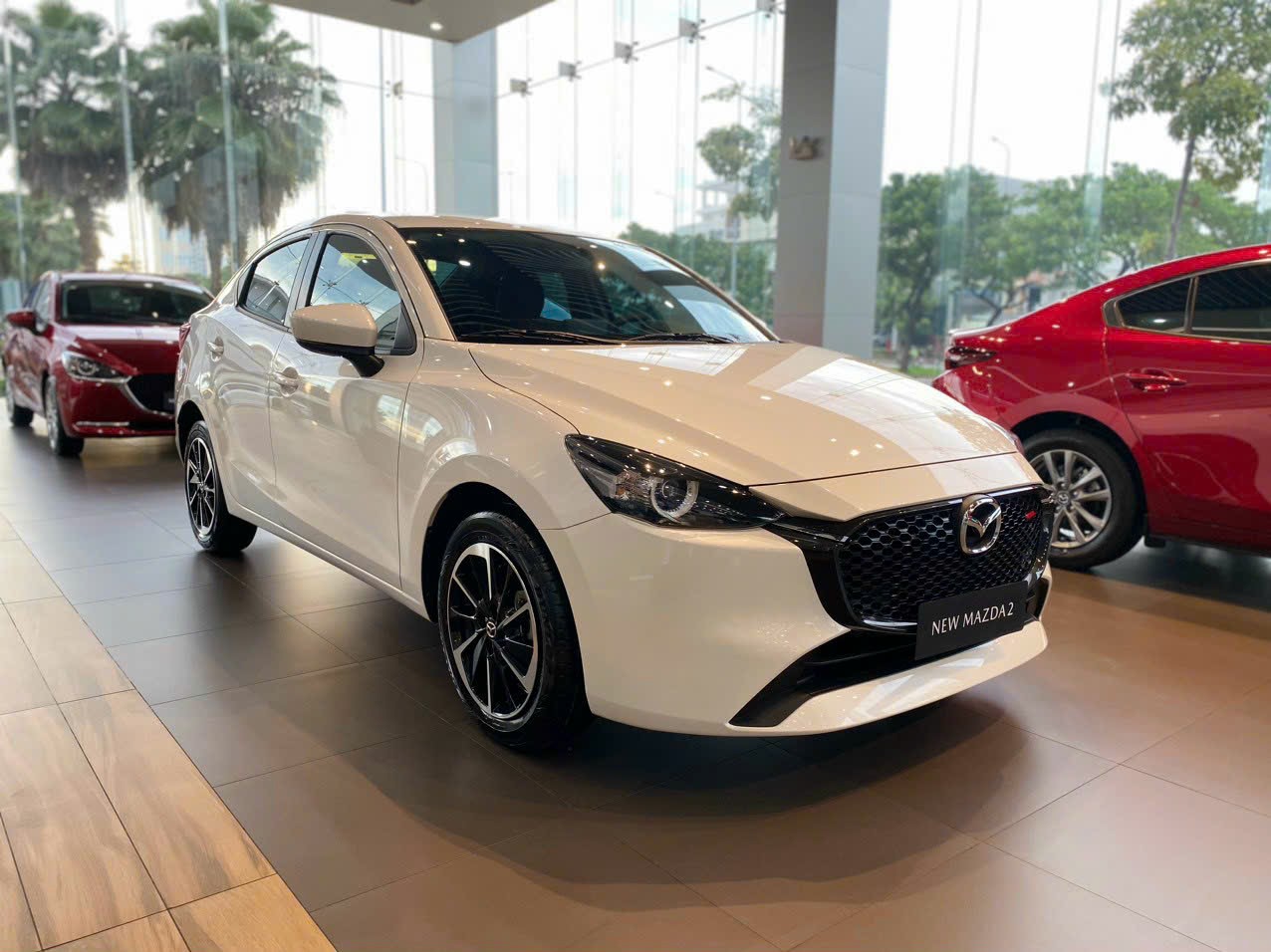 mazda 2 nhìn từ phía trước