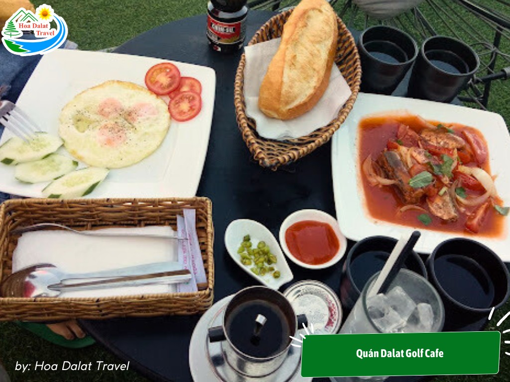 Món bánh mì ăn sáng ở Dalat Golf cafe ngon với xíu mại, trứng ốp la...