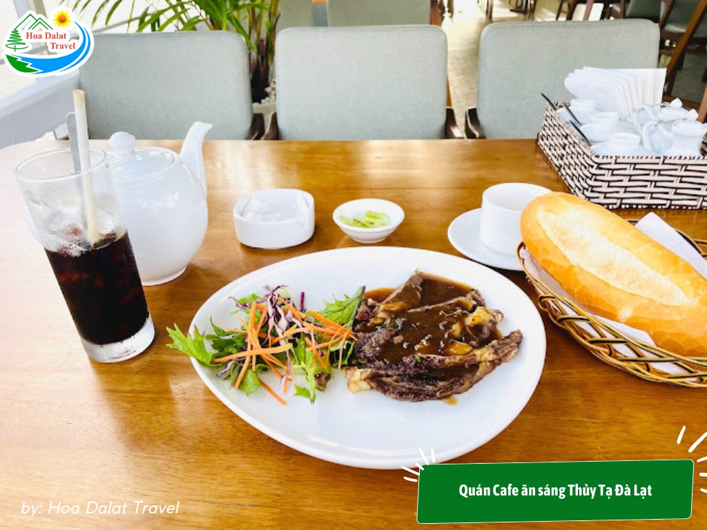 Bữa sáng tại nhà hàng Thủy Tạ với bánh mì và sốt đặc trưng, cafe đậm đà