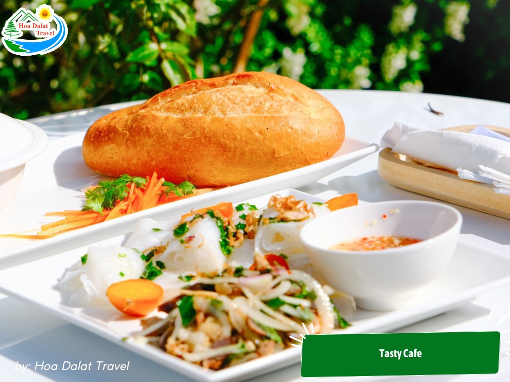 Bánh mì ở Tasty Cafe được biến tấu hương vị mới mẻ và ấn tượng