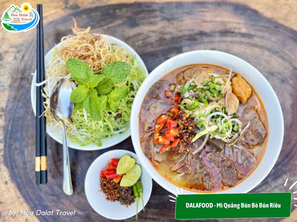 Món bún bò quán DALAFOOD đầy ắp topping, thích hợp cho một bữa sáng năng lượng